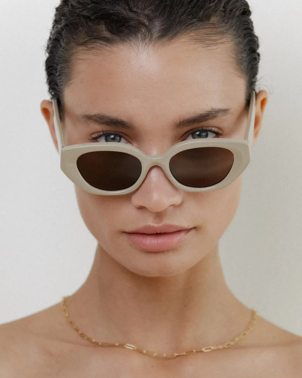 velvet_canyon_le_chat_sunglasses__fawn_3.webp Velvet Canyon 'Le Chat' Sunglasses - Fawn Online