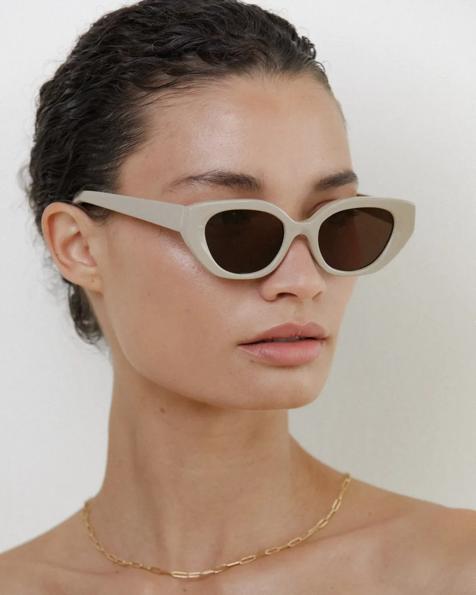 velvet_canyon_le_chat_sunglasses__fawn_4.webp Velvet Canyon 'Le Chat' Sunglasses - Fawn Online