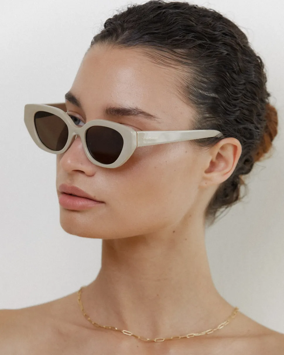 velvet_canyon_le_chat_sunglasses__fawn_5.webp Velvet Canyon 'Le Chat' Sunglasses - Fawn Online